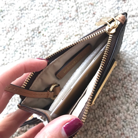Michael kors wallet/wristlet - Picture 2 of 3